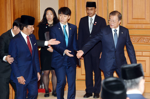 문재인 대통령이 24일 오전 청와대에서 열린 볼키아 브루나이 국왕과의 정상회담에서 입장하고 있다. 2019. 11.24 도준석 기자pado@seoul.co.kr