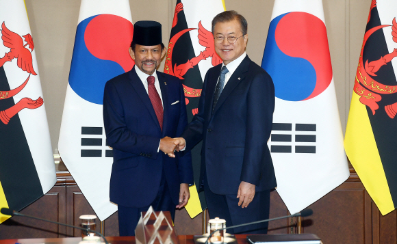 문재인 대통령이 24일 오전 청와대에서 열린 볼키아 브루나이 국왕과의 정상회담에서 악수하고 있다. 2019. 11.24 도준석 기자pado@seoul.co.kr