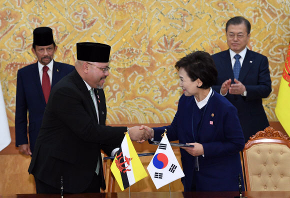 김현미 국토교통부 장관과 압둘 무탈립 브루나이 교통정보통신부 장관이 24일 청와대에서 스마트시티 MOU 체결식을 갖고 있다. 2019. 11.24 도준석 기자pado@seoul.co.kr