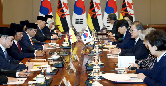 문재인 대통령이 24일 오전 청와대에서 열린 볼키아 브루나이 국왕과의 정상회담에서 인사말을 하고 있다. 2019. 11.24 도준석 기자pado@seoul.co.kr