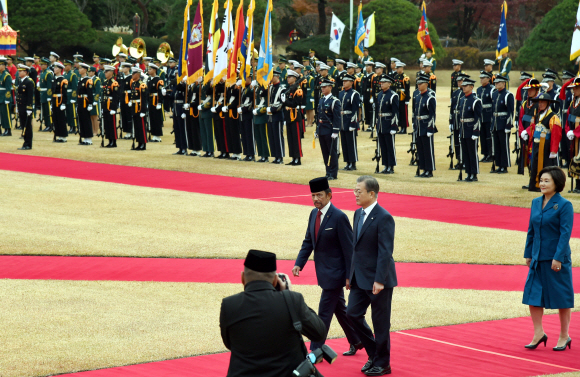 문재인 대통령이 24일 오전 청와대 대정원에서 열린 볼키아 브루나이 국왕 공식환영행사에서 사열을 하고 있다. 2019. 11.24 도준석 기자pado@seoul.co.kr