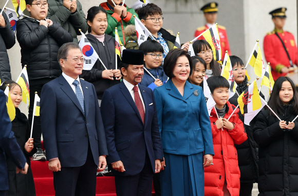 문재인 대통령이 24일 오전 청와대 대정원에서 열린 볼키아 브루나이 국왕 공식환영행사에 앞서 기념사진을 찍고 있다. 2019. 11.24 도준석 기자pado@seoul.co.kr