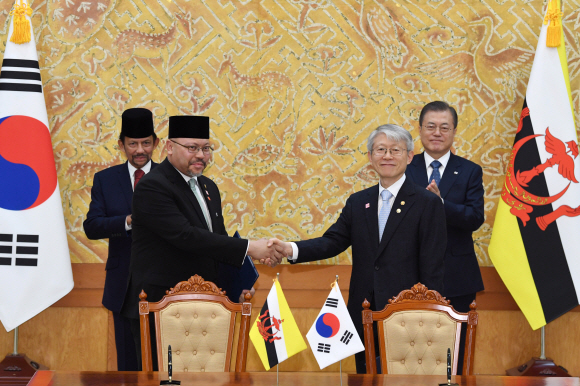 최기영 과학기술정보통신부 장관과 압둘 무탈립 브루나이 교통정보통신부 장관이 24일 청와대에서 ICT 협력 MOU 체결식을 갖고 있다. 2019. 11.24 도준석 기자pado@seoul.co.kr