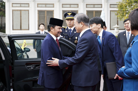 문재인 대통령과 하사날 볼키아 브루나이 국왕이 24일 오전 청와대에서 만나 악수하고 있다. 2019. 11.24 도준석 기자pado@seoul.co.kr