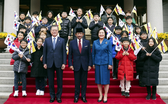 문재인 대통령과 부인 김정숙 여사, 하사날 볼키아 브루나이 국왕이 24일 오전 청와대에서 열린 공식환영식에서 기념촬영하고 있다. 2019. 11.24 도준석 기자pado@seoul.co.kr