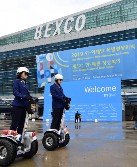 ‘2019 한-아세안 특별정상회의’를 하루 앞둔 24일 부산 해운대 벡스코에 경찰들이 경계근무를 서고 있다. 2019. 11.24 도준석 기자pado@seoul.co.kr