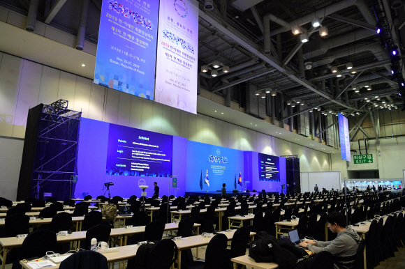 ‘2019 한-아세안 특별정상회의’를 하루 앞둔 24일 부산 해운대 벡스코에 미디어센터가 운영되고 있다. 2019. 11.24 도준석 기자pado@seoul.co.kr