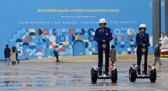 ‘2019 한-아세안 특별정상회의’를 하루 앞둔 24일 부산 해운대 벡스코에 경찰들이 경계근무를 서고 있다. 2019. 11.24 도준석 기자pado@seoul.co.kr