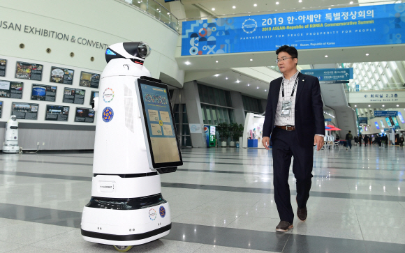 ‘2019 한-아세안 특별정상회의’를 하루 앞둔 24일 부산 해운대 벡스코에 한-아세안특별정상회의 경호안전통제단의 무인경호로봇이 운영되고 있다. 2019. 11.24 도준석 기자pado@seoul.co.kr
