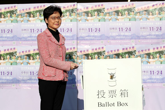 홍콩 구의원 선거일인 24일 오전 캐리 람 홍콩 행정장관이 레이몬디 중학교에서 투표를 한 뒤 기념사진을 찍고 있다.  홍콩 연합뉴스