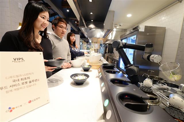 요리하는 로봇지난 22일 서울 강서구 등촌동의 패밀리레스토랑 ‘빕스’를 찾은 고객들이 요리 로봇인 ‘LG 클로이 셰프봇’이 국수를 만드는 장면을 지켜보고 있다. LG전자 제공