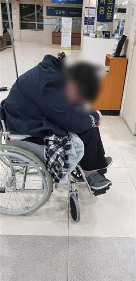 복합통증증후군(CRPS)을 앓는 박모(18)군이 자신이 치료받는 서울의 한 병원에서 휠체어에 앉아 있다. 2014년 이 병을 얻은 박군은 6년간 일반 중고교를 다녔고 최근 대학수학능력시험을 치렀다. 박군 제공