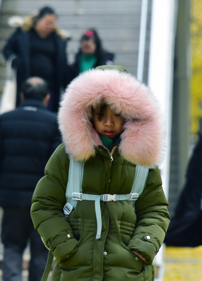 서울 아침 최저기온이 -2도까지 떨어진 25일 오전 서울 서대문구 미동초등학교 앞에서 두꺼운 겨울 외투를 입은 어린이들이 등굣길 발걸음을 재촉하고 있다. 기상청은 이날 중국 북부에서 확장하는 찬 대륙고기압의 영향을 받아 전국이 가끔 구름이 많고, 강원 영동과 경상 동해안은 흐려질 것으로 예보했다. 2019. 11.25 이종원 선임기자 jongwon@seoul.co.kr