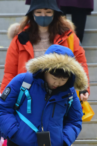 서울 아침 최저기온이 -2도까지 떨어진 25일 오전 서울 서대문구 미동초등학교 앞에서 두꺼운 겨울 외투를 입은 어린이들이 등굣길 발걸음을 재촉하고 있다. 기상청은 이날 중국 북부에서 확장하는 찬 대륙고기압의 영향을 받아 전국이 가끔 구름이 많고, 강원 영동과 경상 동해안은 흐려질 것으로 예보했다. 2019. 11.25 이종원 선임기자 jongwon@seoul.co.kr