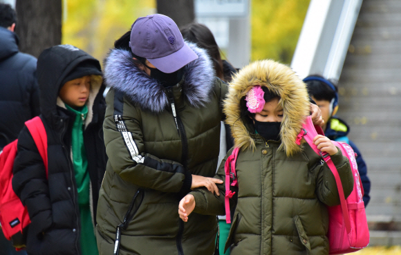 서울 아침 최저기온이 -2도까지 떨어진 25일 오전 서울 서대문구 미동초등학교 앞에서 두꺼운 겨울 외투를 입은 어린이들이 등굣길 발걸음을 재촉하고 있다. 기상청은 이날 중국 북부에서 확장하는 찬 대륙고기압의 영향을 받아 전국이 가끔 구름이 많고, 강원 영동과 경상 동해안은 흐려질 것으로 예보했다. 2019. 11.25 이종원 선임기자 jongwon@seoul.co.kr