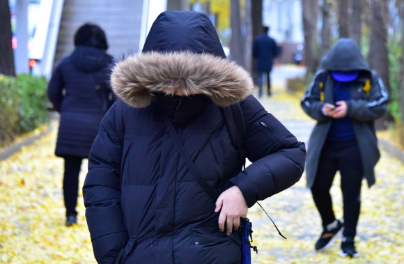 서울 아침 최저기온이 -2도까지 떨어진 25일 오전 서울 서대문구 미동초등학교 앞에서 두꺼운 겨울 외투를 입은 어린이들이 등굣길 발걸음을 재촉하고 있다. 기상청은 이날 중국 북부에서 확장하는 찬 대륙고기압의 영향을 받아 전국이 가끔 구름이 많고, 강원 영동과 경상 동해안은 흐려질 것으로 예보했다. 2019. 11.25 이종원 선임기자 jongwon@seoul.co.kr