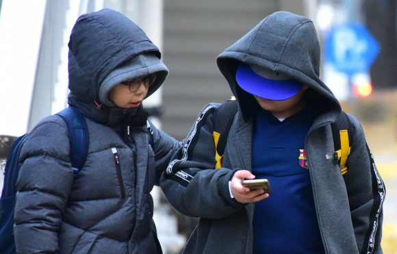 서울 아침 최저기온이 -2도까지 떨어진 25일 오전 서울 서대문구 미동초등학교 앞에서 두꺼운 겨울 외투를 입은 어린이들이 등굣길 발걸음을 재촉하고 있다. 기상청은 이날 중국 북부에서 확장하는 찬 대륙고기압의 영향을 받아 전국이 가끔 구름이 많고, 강원 영동과 경상 동해안은 흐려질 것으로 예보했다. 2019. 11.25 이종원 선임기자 jongwon@seoul.co.kr