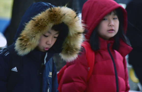 서울 아침 최저기온이 -2도까지 떨어진 25일 오전 서울 서대문구 미동초등학교 앞에서 두꺼운 겨울 외투를 입은 어린이들이 등굣길 발걸음을 재촉하고 있다. 기상청은 이날 중국 북부에서 확장하는 찬 대륙고기압의 영향을 받아 전국이 가끔 구름이 많고, 강원 영동과 경상 동해안은 흐려질 것으로 예보했다. 2019. 11.25 이종원 선임기자 jongwon@seoul.co.kr