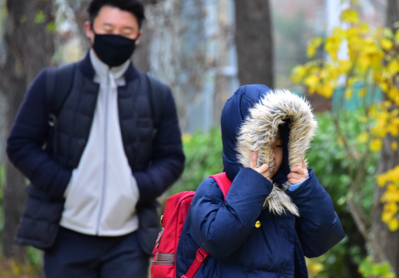 서울 아침 최저기온이 -2도까지 떨어진 25일 오전 서울 서대문구 미동초등학교 앞에서 두꺼운 겨울 외투를 입은 어린이들이 등굣길 발걸음을 재촉하고 있다. 기상청은 이날 중국 북부에서 확장하는 찬 대륙고기압의 영향을 받아 전국이 가끔 구름이 많고, 강원 영동과 경상 동해안은 흐려질 것으로 예보했다. 2019. 11.25 이종원 선임기자 jongwon@seoul.co.kr
