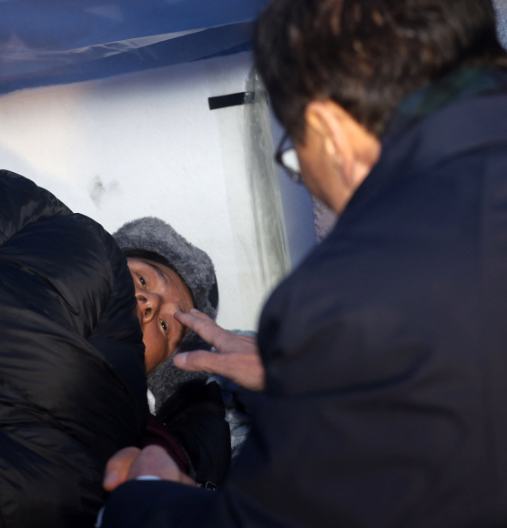 이해찬 더불어민주당 대표가 25일 오전 서울 청와대 분수대 앞에서 엿새째 단식농성을 이어가고 있는 황교안 자유한국당 대표를 찾아와 인사를 나누고 있다. 2019. 11.25 김명국 선임기자 daunso@seoul.co.kr