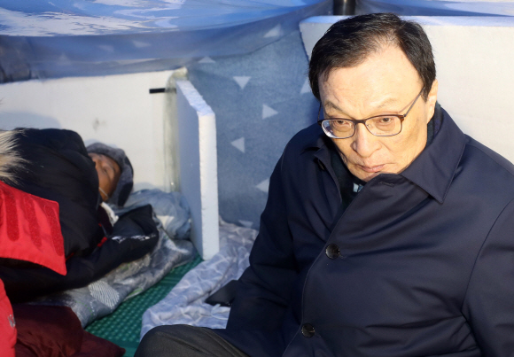 이해찬 더불어민주당 대표가 25일 오전 서울 청와대 분수대 앞에서 엿새째 단식농성을 이어가고 있는 황교안 자유한국당 대표를 만나고 있다. 2019. 11.25 김명국 선임기자 daunso@seoul.co.kr