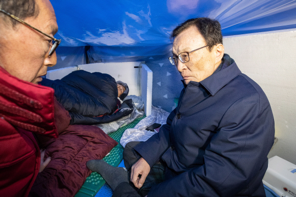 이해찬 더불어민주당 대표가 25일 서울 청와대 분수대 앞에서 단식농성중인 황교안 자유한국당 대표를 찾아 면담한 후 김도읍 의원과 대화하고 있다. 2019. 11.25 김명국 선임기자 daunso@seoul.co.kr