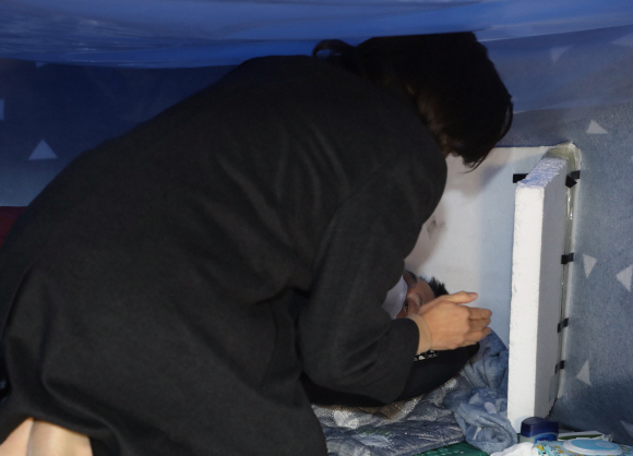 25일 오전 서울 자유한국당 나경원 원내대표가 청와대 분수대앞 황교안 당대표 단식농성장을 찾아 이야기하고 있다. 2019. 11.25 김명국 선임기자 daunso@seoul.co.kr