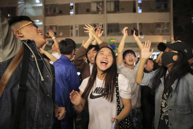 24일 치러진 홍콩특별행정구 구의회(우리의 지방의회 격) 선거에서 범민주 진영이 사상 처음으로 과반의석을 차지할 것으로 전망되자 25일 새벽 홍콩의 청년들이 함께 모여 기뻐하고 있다. 홍콩 AP 연합뉴스