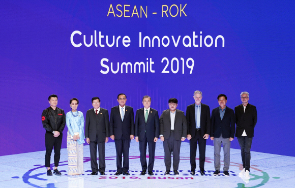 문재인 대통령이 25일 부산 벡스코 제2전시장에서 열린 2019 한-아세안 문화혁신포럼에서 아세안 정상, 연사들과 기념촬영하고 있다.   왼쪽부터 브라이언 차우 IME 대표, 아웅산 수찌 미얀마 국가고문, 통룬 시술릿 라오스 총리, 쁘라윳 짠오차 태국 총리, 문재인 대통령, 방시혁 빅히트 엔터테인먼트 대표, 리드 헤이스팅스 넷플릭스 대표, 박정호 SK텔레콤 사장, 피에르 코팡 애니메이션 감독. 2019. 11.25 도준석 기자pado@seoul.co.kr
