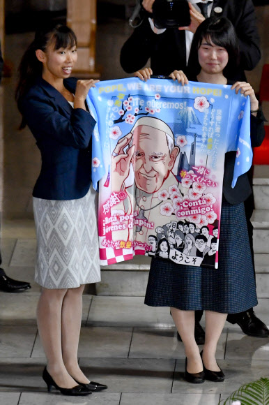 프란치스코 로마 가톨릭 교황이 일본 방문 사흘째인 25일(현지시간) 도쿄 성 메리 성당을 방문해 선물받은 전통 셔츠. 교황이 일본 왕궁을 찾은 것은 1981년 요한 바오로 2세 교황의 방일 때에 이어 38년 만이다. EPA 연합뉴스