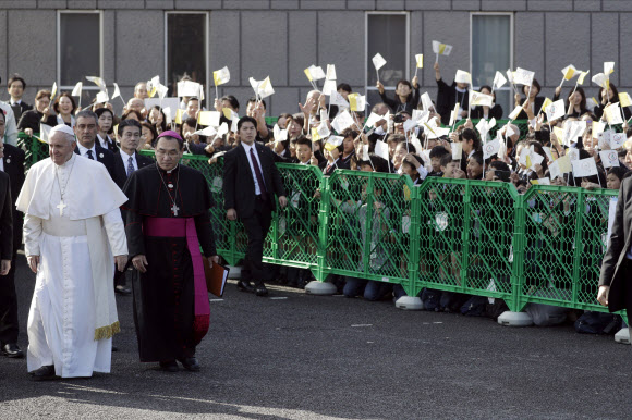 프란치스코 로마 가톨릭 교황이 일본 방문 사흘째인 25일(현지시간) 도쿄 성 메리 성당에 도착하자 환영나온 학생들이 환호하고 있다. 교황이 일본 왕궁을 찾은 것은 1981년 요한 바오로 2세 교황의 방일 때에 이어 38년 만이다. AP 연합뉴스