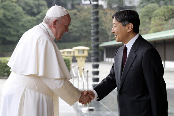 프란치스코 로마 가톨릭 교황이 일본 방문 사흘째인 25일 도쿄 왕궁을 방문해 나루히토(德仁) 일왕의 영접을 받고 있다. 교황이 일본 왕궁을 찾은 것은 1981년 요한 바오로 2세 교황의 방일 때에 이어 38년 만이다. AP 연합뉴스