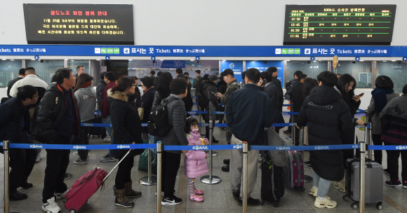 철도노조가 파업을 철회한 25일 서울역 대합실 전광판에 파업 철회 소식 안내글이 표시되고 있다. 2019.11.25 오장환 기자 5zzang@seoul.co.kr