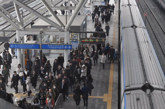 철도노조가 파업을 철회한 25일 서울역 승강장에서 서울역 도착 KTX에서 승객들이 나와 이동을 하고 있다. 2019.11.25 오장환 기자 5zzang@seoul.co.kr