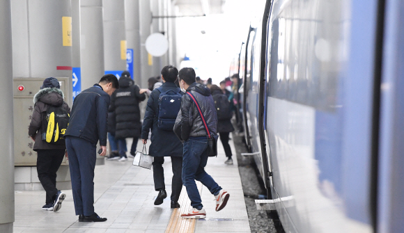 철도노조가 파업을 철회한 25일 서울역 승강장에서 한 승무원이 하차하는 승객들에게 인사를 하고 있다. 2019.11.25 오장환 기자 5zzang@seoul.co.kr