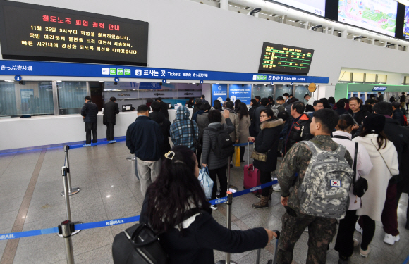 철도노조가 파업을 철회한 25일 서울역 대합실 전광판에 파업 철회 소식 안내글이 표시되고 있다. 2019.11.25 오장환 기자 5zzang@seoul.co.kr