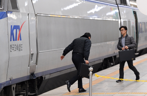 철도노조가 파업을 철회한 25일 서울역 승강장에서 기관사들이 근무 교대를 하고 있다. 2019.11.25 오장환 기자 5zzang@seoul.co.kr