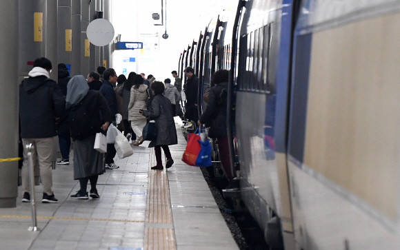 철도노조가 파업을 철회한 25일 서울역 승강장에서 서울역 도착 KTX에서 승객들이 나와 이동을 하고 있다. 2019.11.25 오장환 기자 5zzang@seoul.co.kr