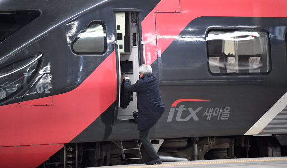 철도노조가 파업을 철회한 25일 서울역 승강장에서 한 기관사가 열차 운행을 위해 열차에 탑승하고 있다. 2019.11.25 오장환 기자 5zzang@seoul.co.kr