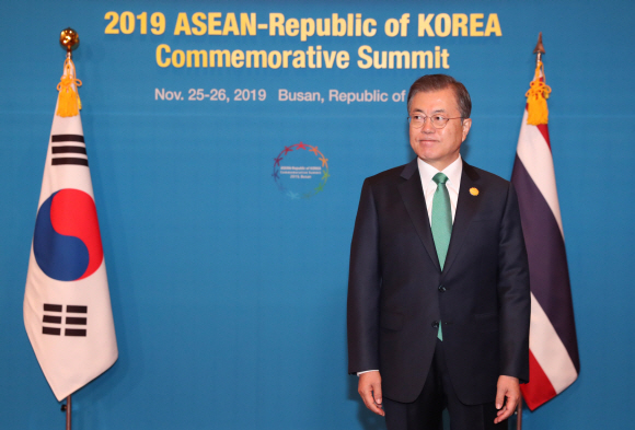 문재인 대통령이 25일 오전 부산의 한 호텔에서 2019 한-아세안 특별정상회의에 참석한 쁘라윳 짠오차 태국 총리를 기다리고 있다. 2019. 11.25 도준석 기자pado@seoul.co.kr