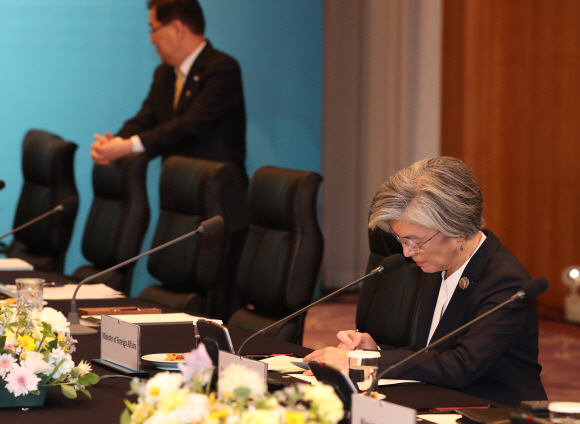 강경화 외교부 장관이 25일 오전 부산의 한 호텔에서 열린 한-태국 양자회담에 참석해 회담 시작을 기다리고 있다. 왼쪽은 정의용 청와대 국가안보실장. 2019. 11.25 도준석 기자pado@seoul.co.kr