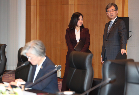 김현종 청와대 국가안보실 2차장(오른쪽)과 유명희 산업통상자원부 통상교섭본부장이 25일 오전 부산의 한 호텔에서 열린 한-태국 양자회담에 참석해 회담 시작을 기다리며 이야기를 나누고 있다. 왼쪽은 강경화 외교부 장관. 2019. 11.25 도준석 기자pado@seoul.co.kr