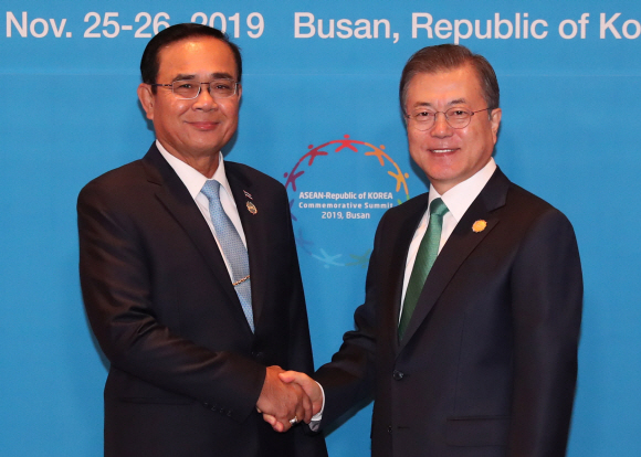 문재인 대통령이 25일 오전 부산의 한 호텔에서 2019 한-아세안 특별정상회의에 참석한 쁘라윳 짠오차 태국 총리와 양자회담을 하기 전 악수하고 있다. 2019. 11.25 도준석 기자pado@seoul.co.kr