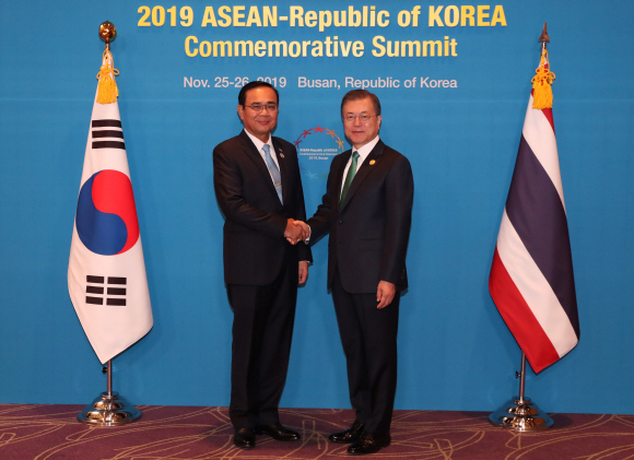 문재인 대통령이 25일 오전 부산의 한 호텔에서 2019 한-아세안 특별정상회의에 참석한 쁘라윳 짠오차 태국 총리와 양자회담을 하기 전 악수하고 있다. 2019. 11.25 도준석 기자pado@seoul.co.kr