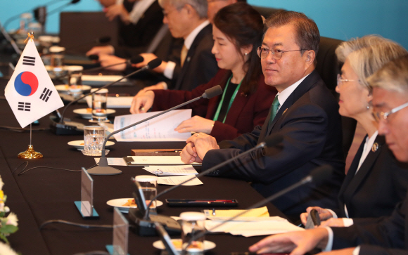 문재인 대통령이 25일 오전 부산의 한 호텔에서 2019 한-아세안 특별정상회의에 참석한 쁘라윳 짠오차 태국 총리와 양자회담을 하고 있다. 2019. 11.25 도준석 기자pado@seoul.co.kr