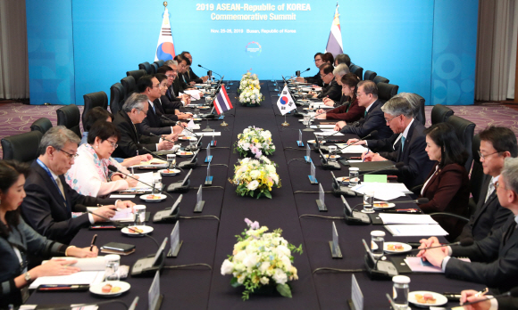 문재인 대통령이 25일 오전 부산의 한 호텔에서 2019 한-아세안 특별정상회의에 참석한 쁘라윳 짠오차 태국 총리와 양자회담을 하고 있다. 2019. 11.25 도준석 기자pado@seoul.co.kr