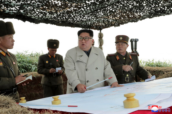 김정은 북한 국무위원장이 서부전선에 위치한 창린도 방어대를 시찰했다고 조선중앙통신이 25일 이 사진을 보도했다. 촬영 날짜는 밝히지 않았다. 2019.11.25 연합뉴스