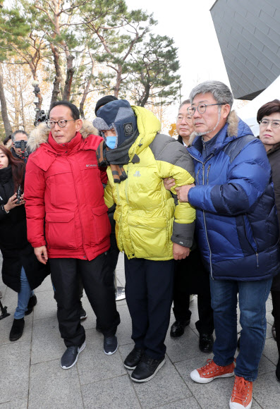 지지자들에게 인사하는 황교안