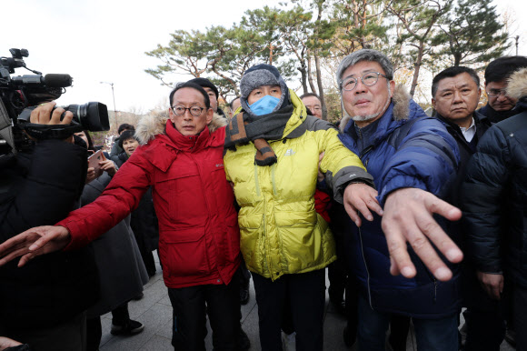 지지자들 향해 이동하는 황교안