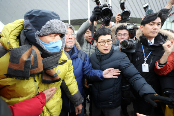 지지자들 향해 인사하는 황교안